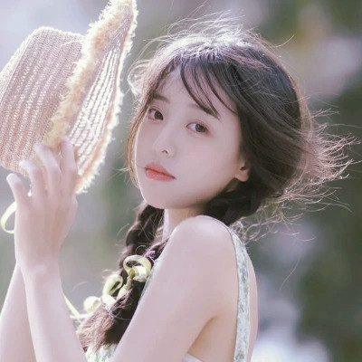 女生微信头像简约干净治愈图片