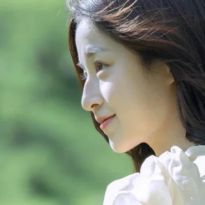 女生干净简约简单的头像图片