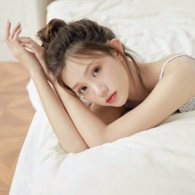 女生干净简约简单的头像图片