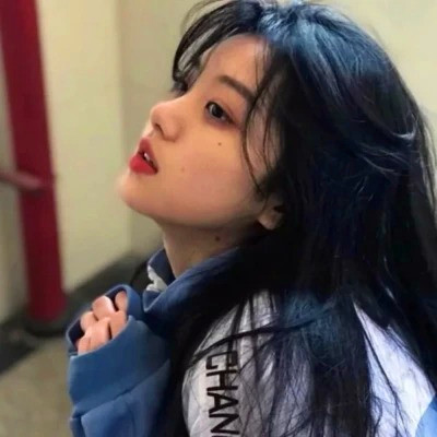 女生干净简约简单的头像图片
