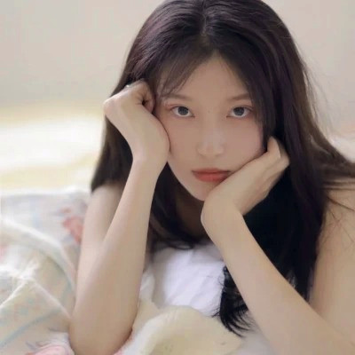 女生干净简约简单的头像图片