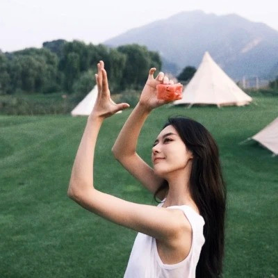 女生干净简约简单的头像图片