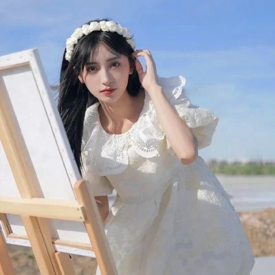 女生干净简约简单的头像图片