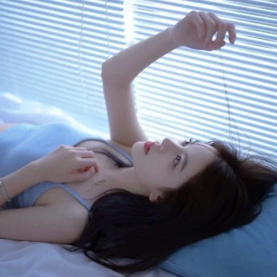女生干净简约简单的头像图片