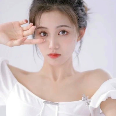 女生干净简约简单的头像图片
