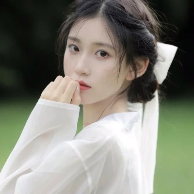 女生干净简约简单的头像图片