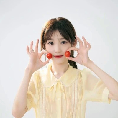 女生干净简约简单的头像图片