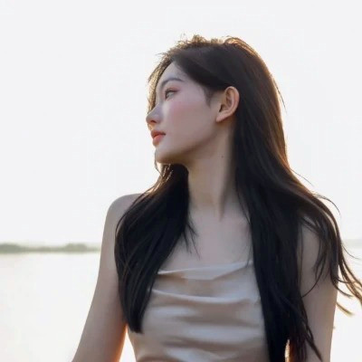 女生干净简约简单的头像图片