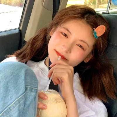 女生干净简约简单的头像图片
