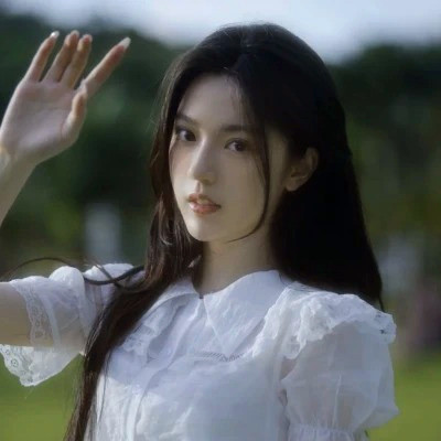女生干净气质简单的头像图片