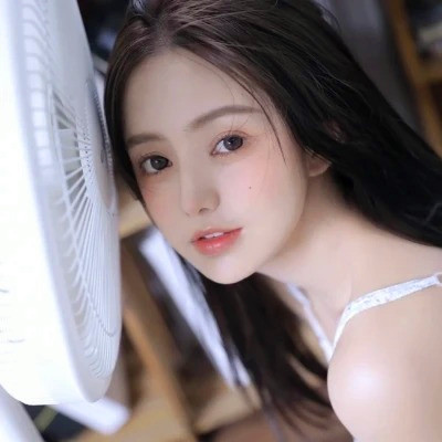 女生干净气质简单的头像图片