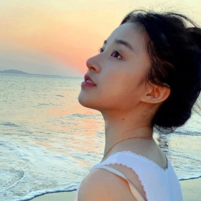 女生干净气质简单的头像图片
