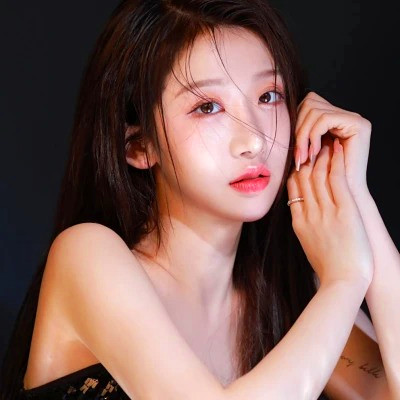 女生干净气质简单的头像图片