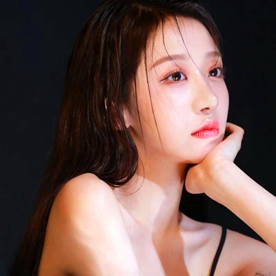 女生干净气质简单的头像图片