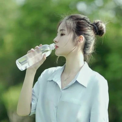 女生干净气质简单的头像图片