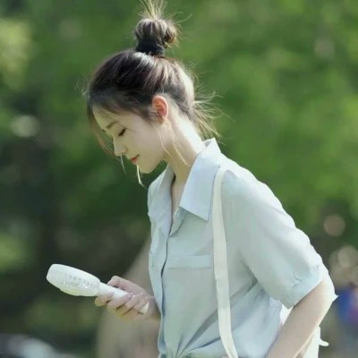 女生干净气质简单的头像图片