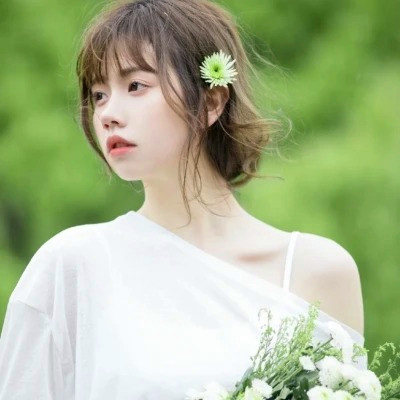 女生干净气质简单的头像图片