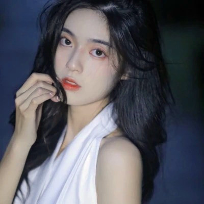 女生干净气质简单的头像图片