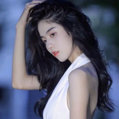 女生干净气质简单的头像图片