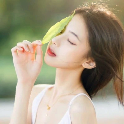 女生干净气质简单的头像图片