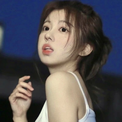 女生干净气质简单的头像图片