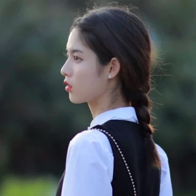 女生干净气质简单的头像图片