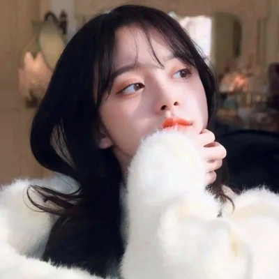 女生干净气质简单的头像图片