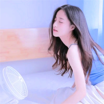 清新阳光且干净的女生头像图片