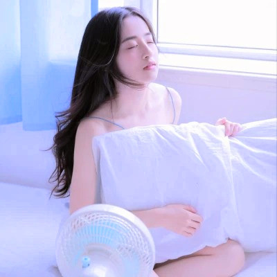 清新阳光且干净的女生头像图片