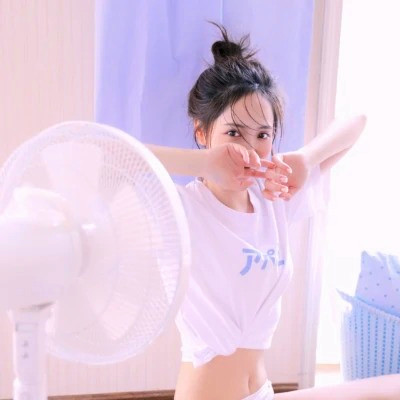 清新阳光且干净的女生头像图片