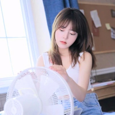 清新阳光且干净的女生头像图片