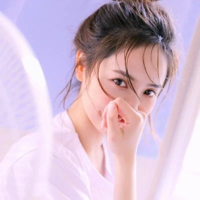 清新阳光且干净的女生头像图片
