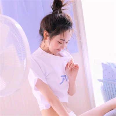 清新阳光且干净的女生头像图片