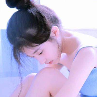 清新阳光且干净的女生头像图片