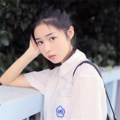 清新阳光且干净的女生头像图片