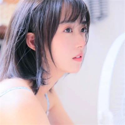 清新阳光且干净的女生头像图片