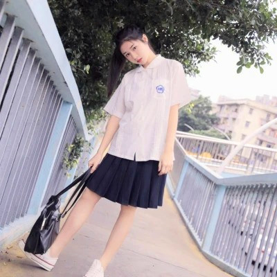 清新阳光且干净的女生头像图片