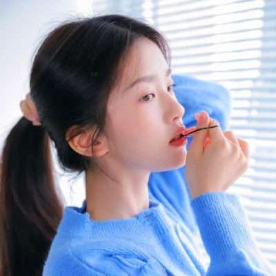 清新阳光且干净的女生头像图片