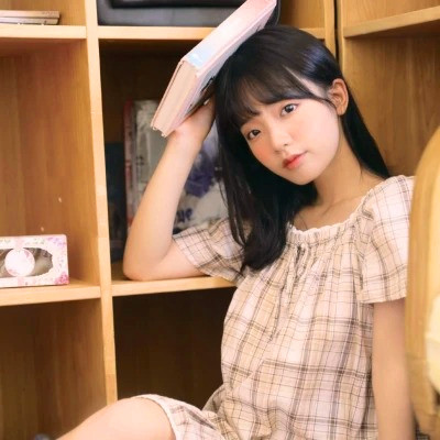 清新阳光且干净的女生头像图片