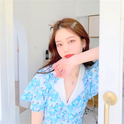 清新阳光且干净的女生头像图片