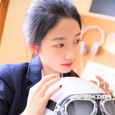 清新阳光且干净的女生头像图片