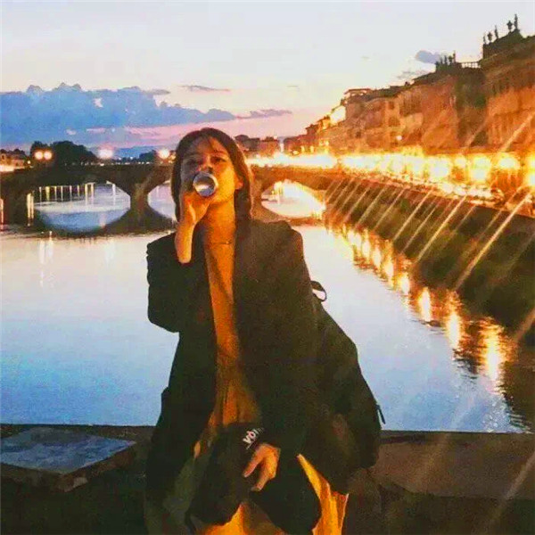 不明显情侣头像一男一女真人一人一张图片