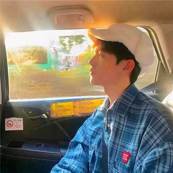 不明显情侣头像一男一女真人一人一张图片