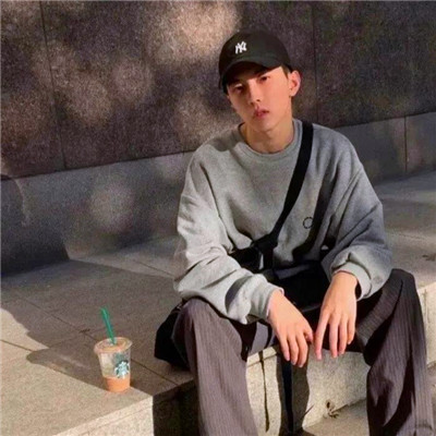 给人一种阳光的头像男生图片