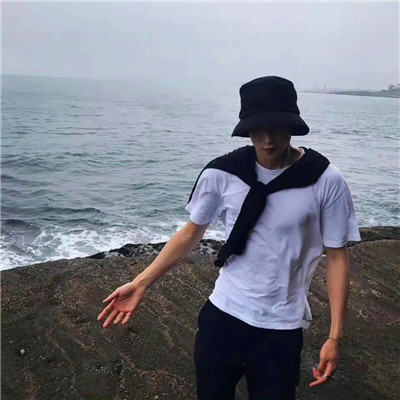 给人一种阳光的头像男生图片