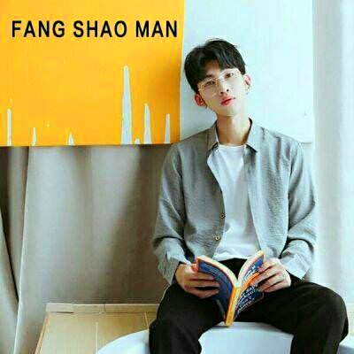 给人一种阳光的头像男生图片