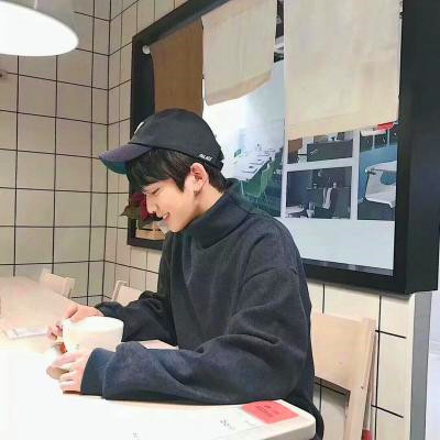给人一种阳光的头像男生图片