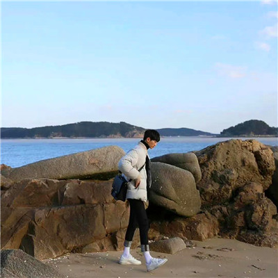 给人一种阳光的头像男生图片