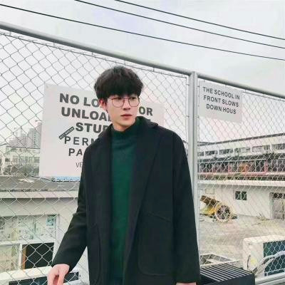 给人一种阳光的头像男生图片