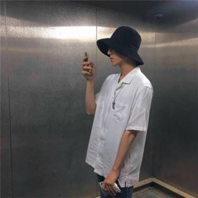 给人一种阳光的头像男生图片